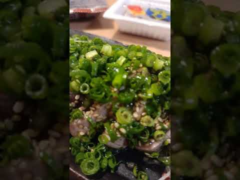 私は鰹のタタキはごま油と塩で食べるのが最高だと思っている