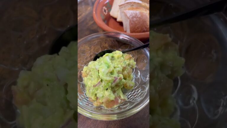 【"アレ"を入れるだけで驚くほど本格的な味わい🤫簡単に絶品ワカモレ🥑】#shorts #short #簡単レシピ #おつまみレシピ #アボカドレシピ #ワカモレ#サラダレシピ #メキシカン