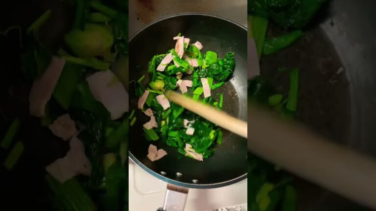 ほうれん草とベーコンを炒めます