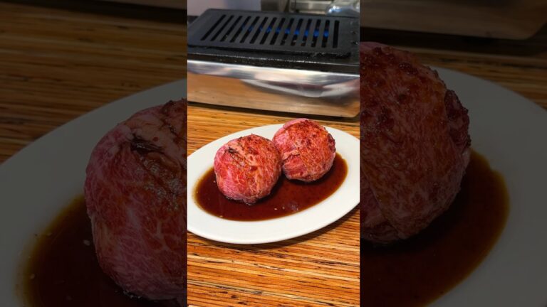 丸く包んだ肉を豪快に焼く焼肉丼が最高！