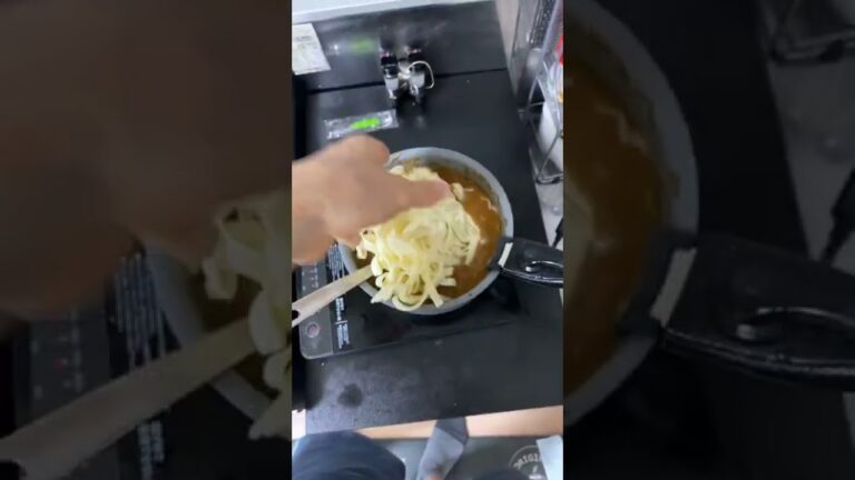 カレーの残りで作る最高の料理！今日もひでぇ料理と動画作ってもうた！みんな試してみて！#ひでぇ料理#動画もひでぇ#うますぎわろティエンヌ