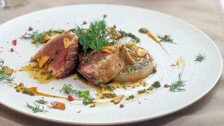 【カツオと新玉葱のステーキ】サッと焼いたカツオのステーキと、甘い新タマネギを白ワインバター醤油でいただく【鰹】【新タマネギレシピ】