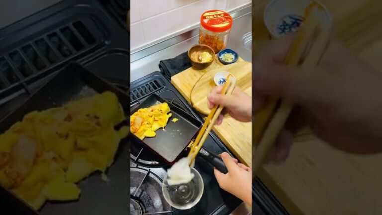 YouTube史上最速でキムチチーズ巻き卵作って食べる男