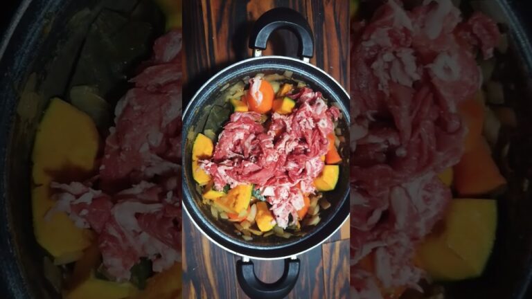 【具だくさんカレー】玉ねぎ、人参、かぼちゃ、牛肉を煮込み横濱舶来亭BLACK辛口ルーで仕上げる‼️