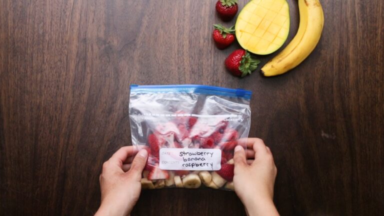 冷凍フルーツで簡単！ビタミンたっぷりスムージー4選🍓🍌🍎🍍