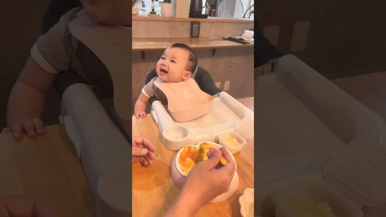 ただパパとご飯を食べるだけの動画 #赤ちゃん #離乳食 #8ヶ月