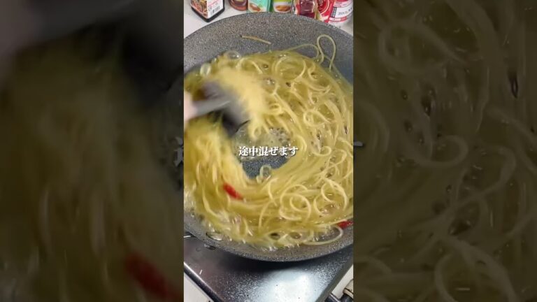 セブンイレブンの海老と大葉のペペロンチーノを作ったら美味かった😆 #パスタ #ワンパン #ニンニク
