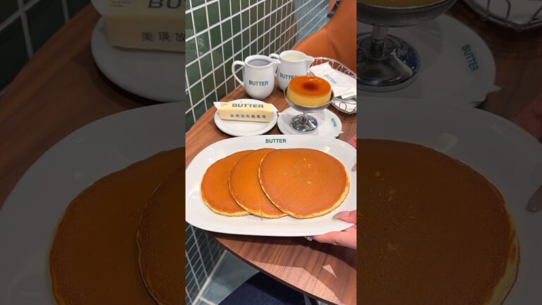 高級バターが丸ごと1本ついたホットケーキセット🥞🧈余ったバターは保冷バッグに入れて持ち帰れる！ #東京グルメ