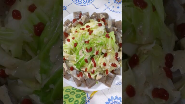 夫の脂肪を減らす晩ご飯−−キャベツとこんにゃくのサラダ、ごぼうサラダ、りんごとドラゴンフルーツ。