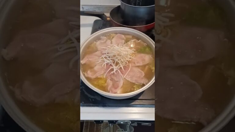 豚ロース、白菜、えのき、もやしのコンソメスープ鍋だよ！
