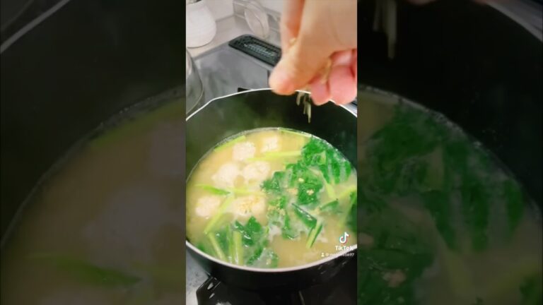 おいしいお出しを使って、胸肉の【鶏団子汁】を作るよ♡ヘルシーで栄養たっぷり！#鶏団子汁#お味噌汁# shorts