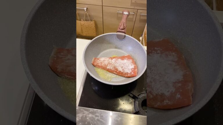 【簡単料理】秋鮭のクリーム煮　ダイソーの小麦粉かけるやつがとても便利！#shorts