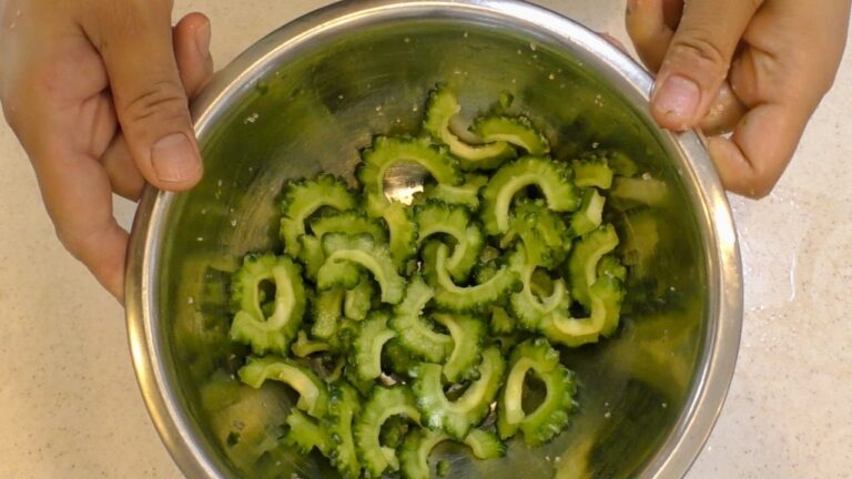 ゴーヤとじゃこの梅炒め。簡単でおいしいゴーヤ料理です。