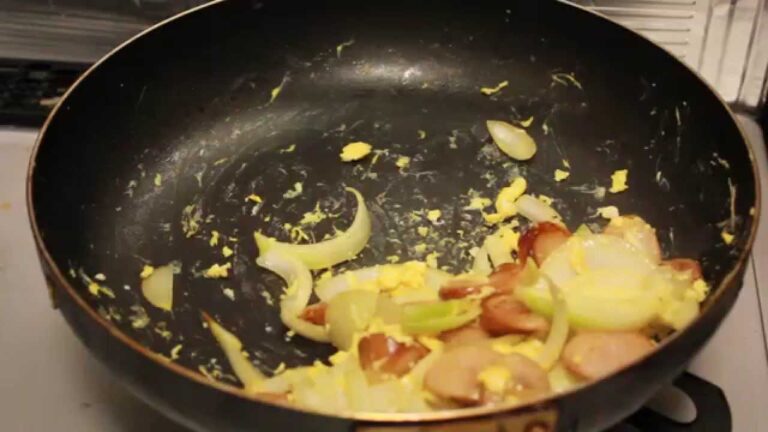 ウィンナーとタマネギとタマゴ炒め