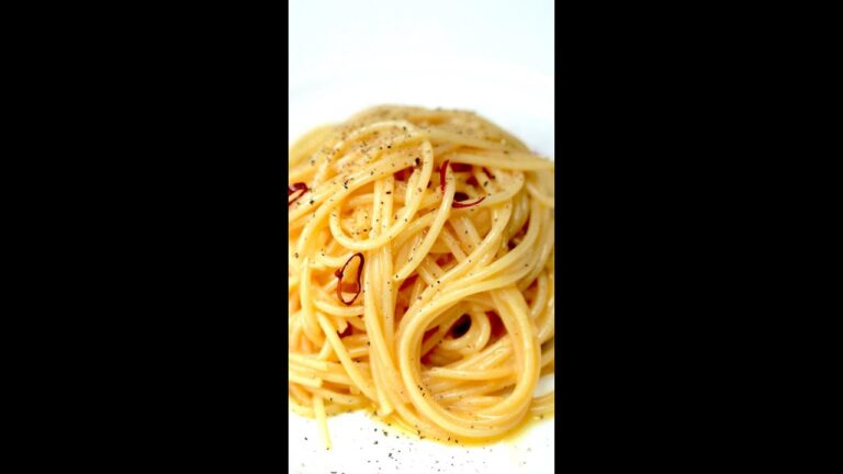 【ペペロンチーノとカルボナーラのコラボが激旨すぎた】ニンニクと卵のパスタ「ペペたま」 / Pasta with Garlic and Eggs aka “Pepe-Tama” #shorts