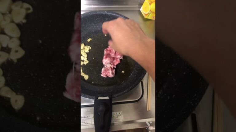 ￼￼￼￼【自炊初心者大学生】ニンニクバター醤油パスタを作る！#vita