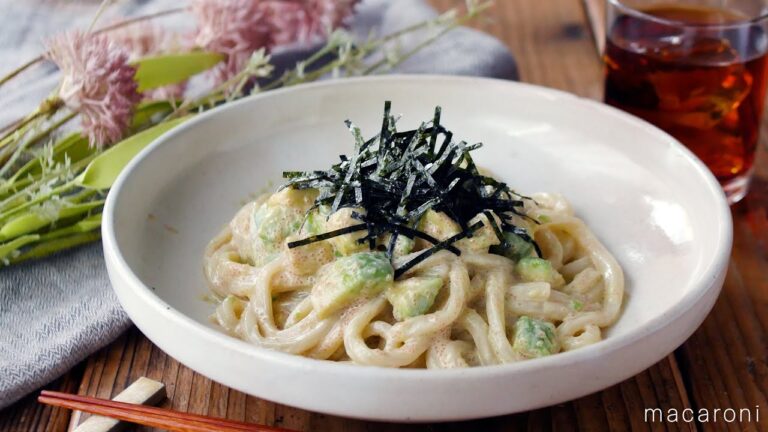 【冷製アボカド明太クリームうどん】火を使わずにレンジで完成！冷凍うどんで簡単♪｜macaroni（マカロニ）