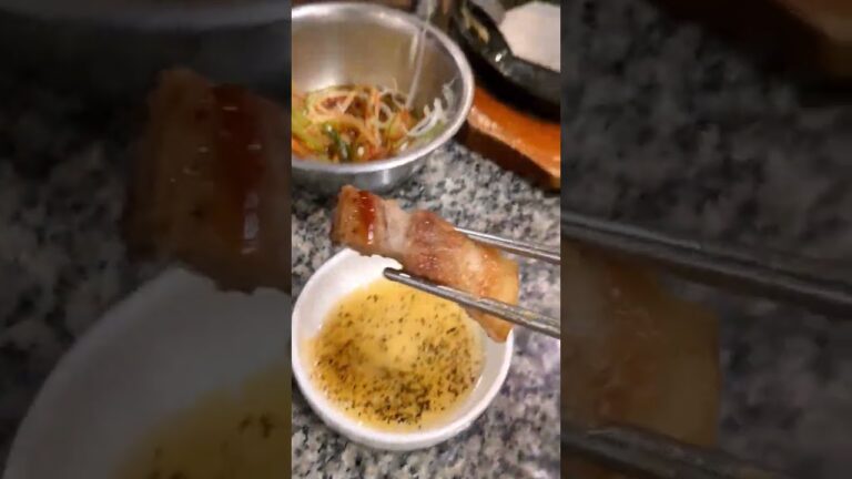 【新大久保に行くなら絶対見て！】超厚切りサムギョプサル＠味ちゃん(東京・新大久保) #shorts #グルメ #デカ盛り #豚肉 #肉 #新大久保 #韓国 #コリアンタウン #ハンバーグ王子