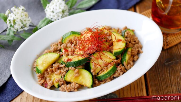 【ズッキーニとひき肉のピリ辛みそ炒め】ご飯がすすむ！夏におすすめピリ辛味♪｜macaroni（マカロニ）