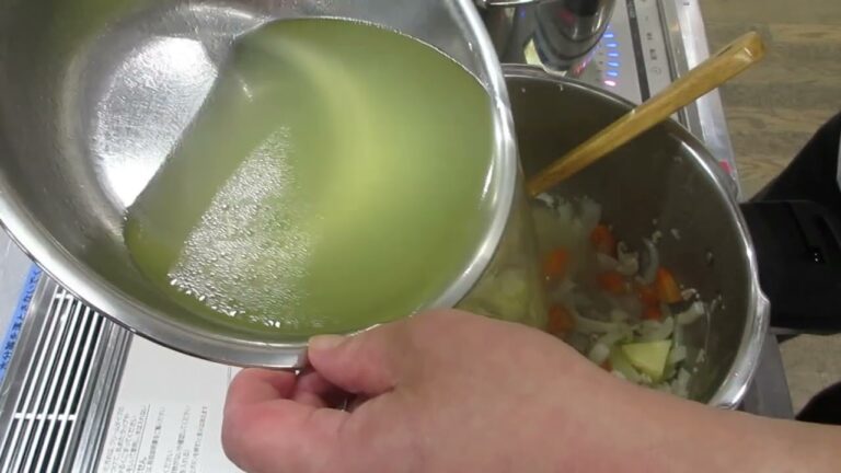 調理員が実演！給食の定番！おいしい夏野菜カレーの作り方