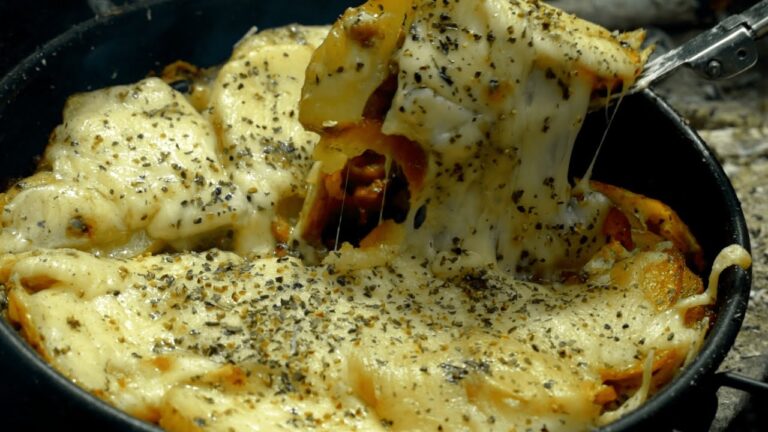 ひき肉とジャガイモとチーズの重ね焼き / 畑を耕す【裏山キャンプ飯】