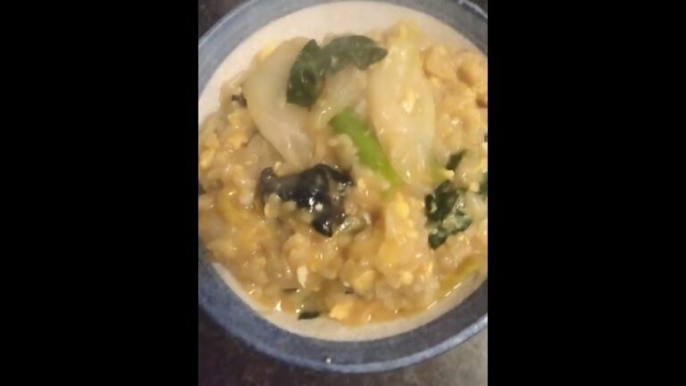 疲れた胃に優しいおじや。元気な人は、白菜やキクラゲ入りの時々食感のあるおじやを食べてネ。
