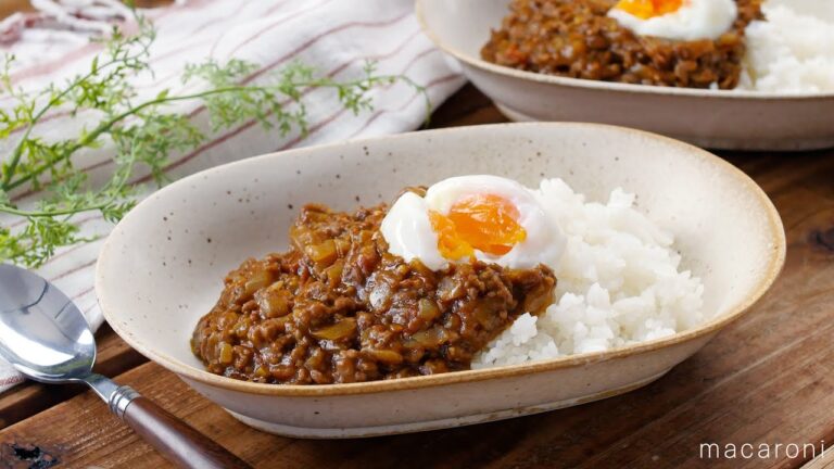 【生トマトのキーマカレー】フライパンひとつ！15分で完成！生のトマトを使うフレッシュなキーマカレー♪｜macaroni（マカロニ）