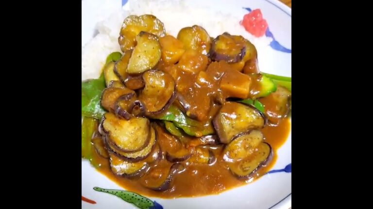 ナスとピーマンを入れたレトルトカレー😋