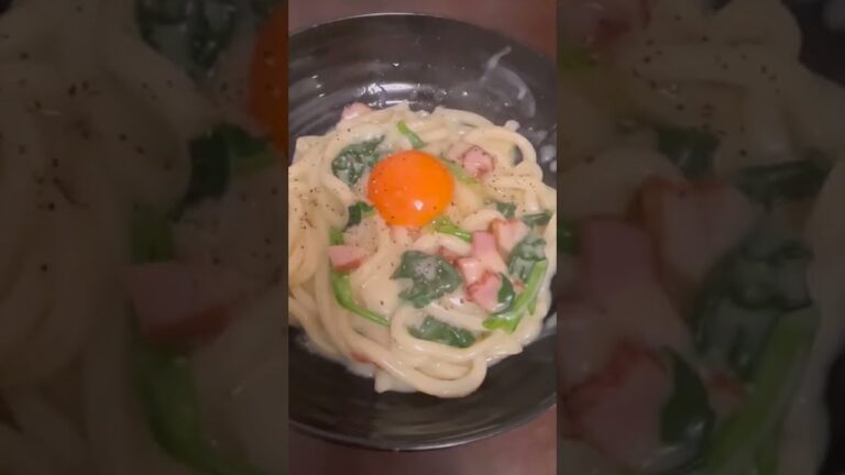 #Shorts ベーコンとほうれん草の味噌カルボナーラうどんの作り方！！