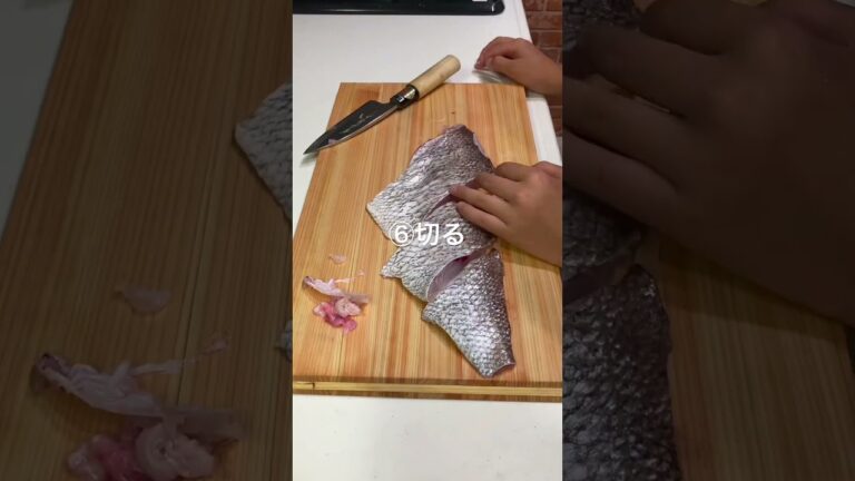 釣った魚でパリッジュワ〜な鯛のソテー作ってみた🔰#shorts #cooking #viral