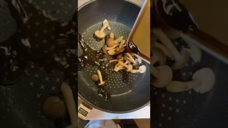 【旬の食材】ご飯も進んできのこも進む秋鮭のムニエル作っていくで⭐️#簡単 #ご飯 #shorts #おつまみ #きのこ #焼き魚 #鮭