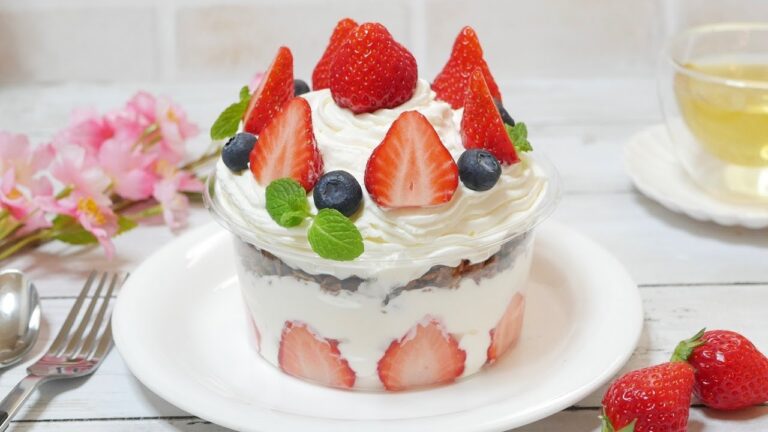 最も簡単ないちごがたっぷりスコップケーキ  Scoop cake with plenty of strawberries