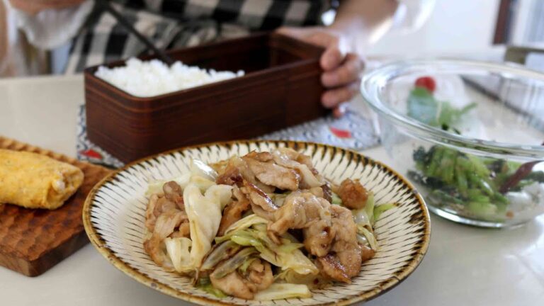【お弁当作り】キャベツがシャキシャキでうまっ！豚こまとキャベツのガリバタしょう油炒め弁当bento＃912
