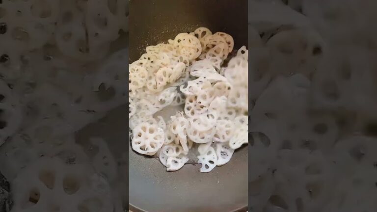 料理動画です。酢れんこんを作ってますね。酢とれんこんは相性抜群です♪ #shorts