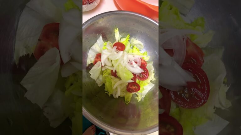 今夜はコロッケなのでレタス🥬とトマト🍅と玉ねぎサラダ🥗タレは韓国風のりチョレギ