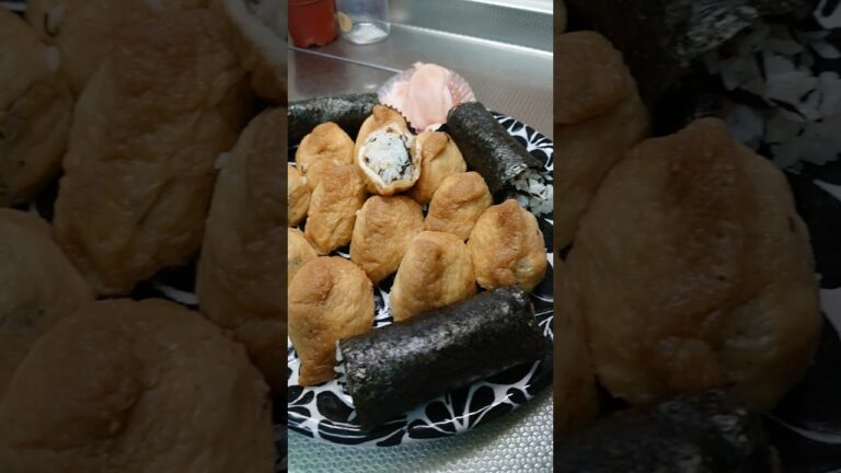 関西のいなり寿司。ひじき入り。ちいさな巻きずし