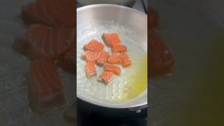 マリネサーモンをのせた、サーモンとほうれん草のクリームパスタ