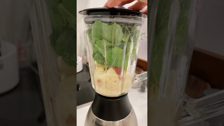 便秘改善、美肌効果が期待できるグリーンスムージーの作り方。消化吸収をよくするために果物、野菜、水のみでつくります！水分の多い素材から下に入れていきます。