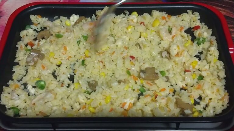 イオンで買ってきたえびピラフをホットプレートで炒めていくよ。