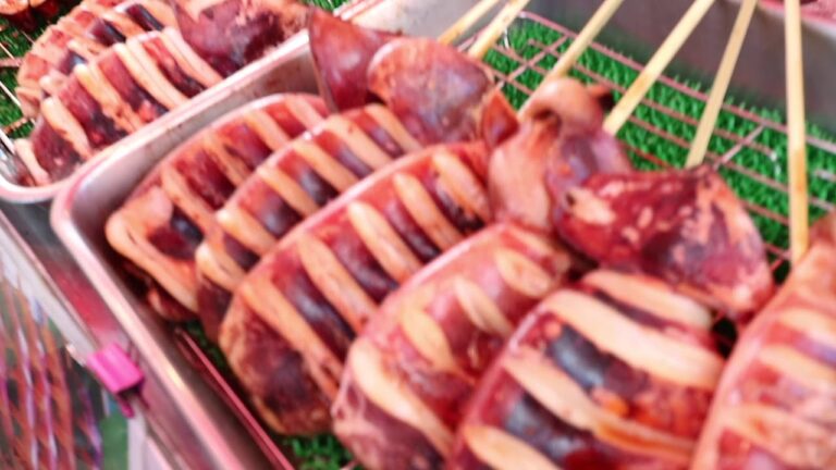 2018年元旦に芸術的なイカの姿焼を作る職人さんの姿