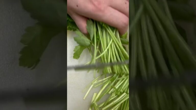 三つ葉を切る【エビとミツバの炒め物】