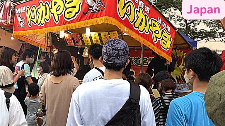 客が多すぎる「イカ焼き」屋台。  Long lines at squid grill stalls in Japan
