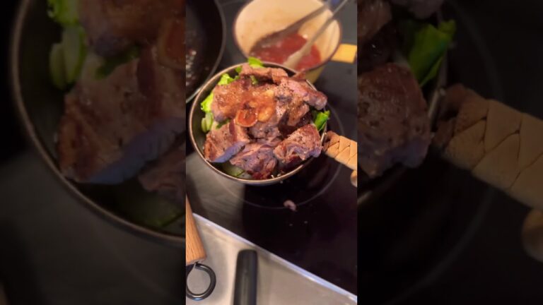 【こじらせ飯】やみつきニンニク醤油ソースがけステーキ丼