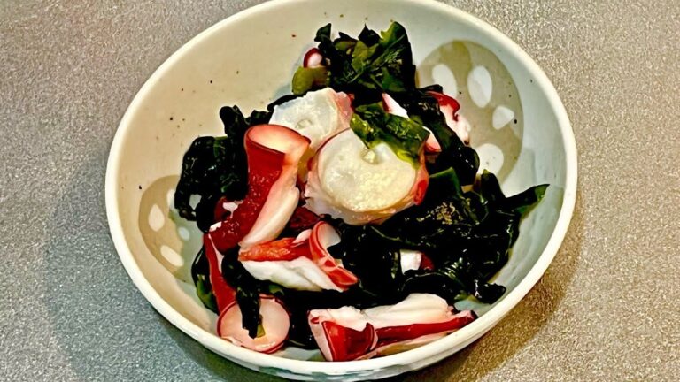 お節料理の準備はもう済みましたか？タコとワカメの酢の物は簡単に作れますよ。Vinegared octopus and seaweed
