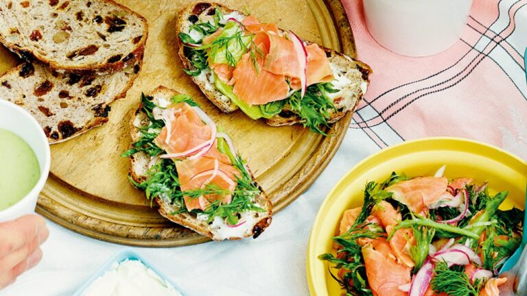 サーモンマリネサラダのオープンサンド