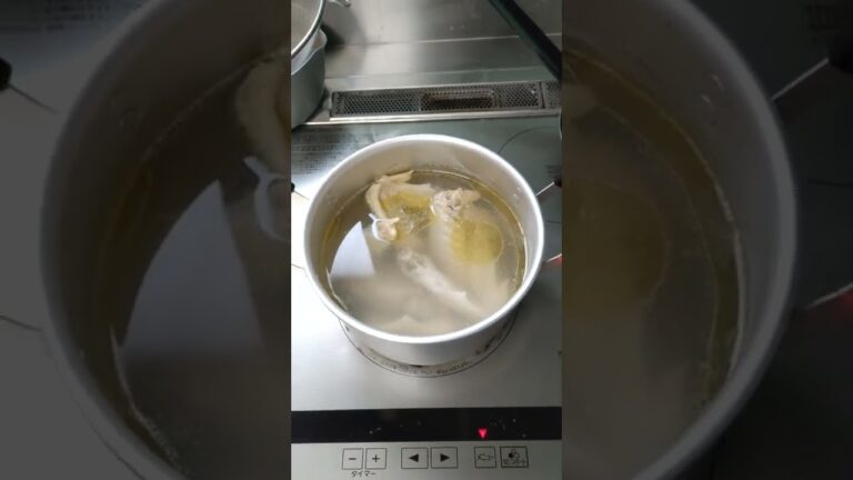 地鶏手羽先スープ、三時間弱火で。