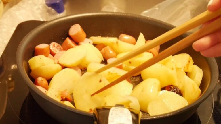 料理音　ウインナーとジャガイモの炒め物 Stir-fried Wiener and Potato　cooking