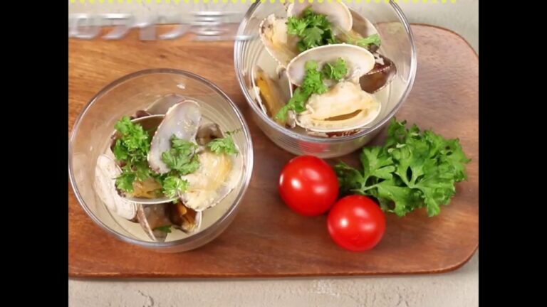 パンにスープを浸して食べよう あさりのワイン蒸し