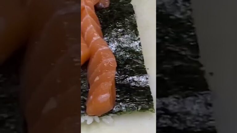 サーモンとクリームチーズとチキンの巻きもの寿司　#256