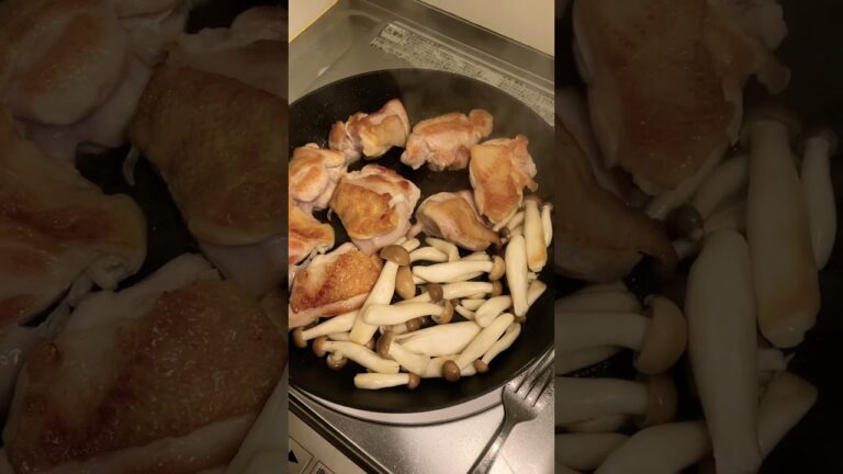 チキンのトマト煮込み　鶏肉とトマトとキノコを焼いて煮込むだけの動画